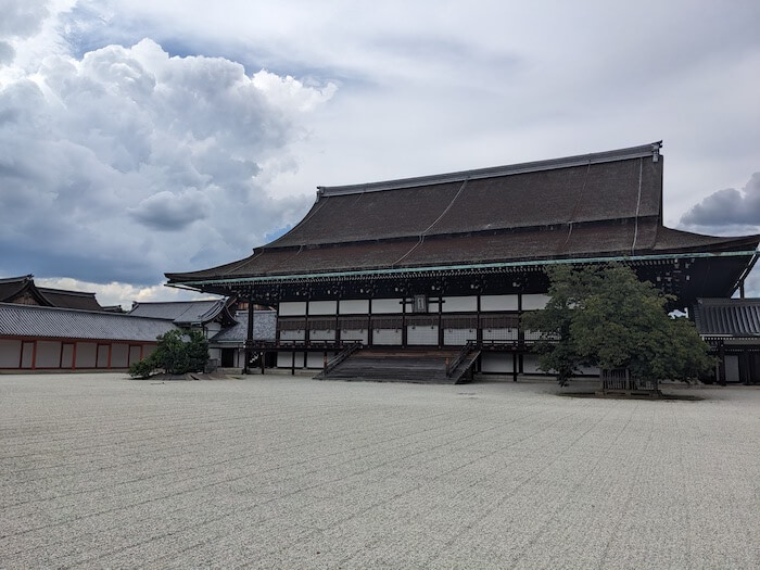 京都御所 | 京都を代表する由緒ある建造物の見どころなどをご紹介！