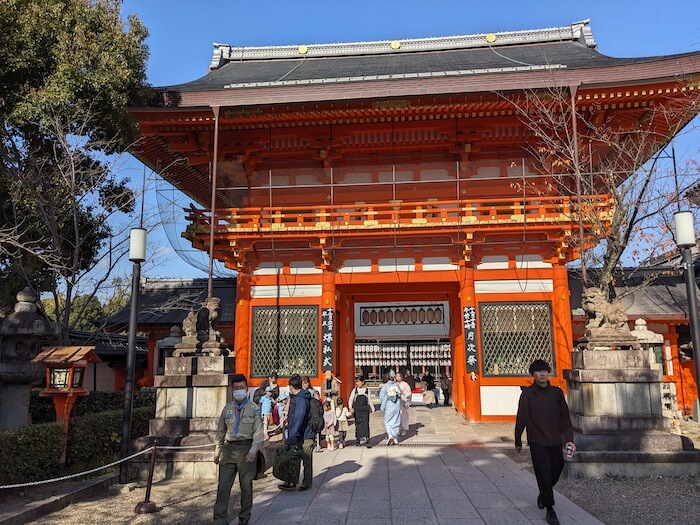 赤い門が目印！京都の八坂神社のご紹介